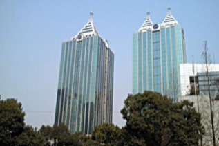 オフィスは左側のビルに入居。ここから中国全土に展開し、現在、中国には5拠点を有する。