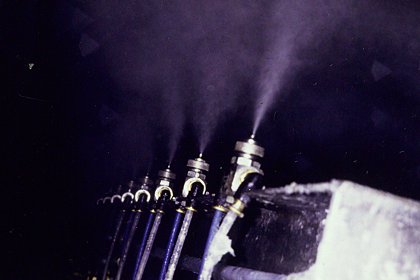 1995年、当社最初の佐々木賞となった『スプレーズ』は、当社装置技術の原型です。